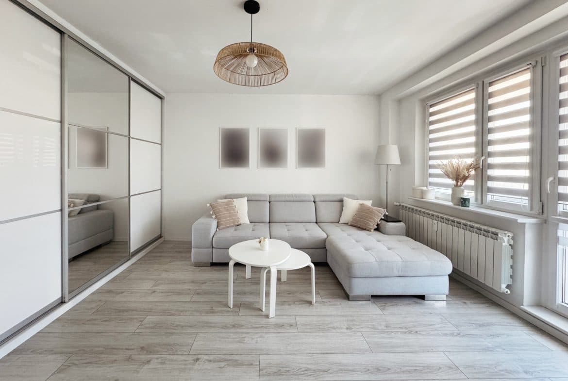 Na sprzedaż komfortowe i funkcjonalne mieszkanie o powierzchni 73,6 m², położone na 4. (ostatnim) piętrze zadbanego bloku z 1976 roku na osiedlu Stare Żegrze w Poznaniu. Lokal po generalnym remoncie w 2022 roku – wykończony w wysokim standardzie, gotowy do wprowadzenia bez dodatkowych nakładów.

Układ pomieszczeń:

Mieszkanie składa się z:

przestronnego salonu (21,36 m²) z wyjściem na balkon (4,94 m²),

dwóch ustawnych sypialni (10,44 m² oraz 10,51 m²),

dużej, jasnej kuchni z jadalnią (15,91 m²),

eleganckiej łazienki (6,51 m²) – wyposażonej zarówno w wannę, jak i prysznic,

przedpokoju (4,91 m²) oraz wiatrołapu (3,32 m²).

Ekspozycja wschód–zachód zapewnia doskonałe doświetlenie przez cały dzień.

Standard i wyposażenie:

mieszkanie po kompleksowym remoncie (2022) – wysoka jakość materiałów i wykonania,

nowoczesna aranżacja kuchni i łazienki,

instalacje po wymianie,

ogrzewanie miejskie, woda miejska, gaz

dostęp do światłowodu.

Budynek i udogodnienia:

blok po modernizacji: ocieplenie i odświeżenie klatek schodowych (2021),

zadbana klatka schodowa,

do mieszkania przynależy piwnica,

do wspólnego użytku mieszkańców: wózkarnia, rowerownia, suszarnia.

Koszty:

czynsz administracyjny: ok. 1500 zł (zawiera zaliczki na media),

dodatkowo płatny prąd ,gaz według zużycia.

Lokalizacja – Stare Żegrze, Poznań:

Świetnie rozwinięta infrastruktura:

w pobliżu sklepy, punkty usługowe, markety,

szkoły, przedszkola i place zabaw,

szybki dostęp do komunikacji miejskiej (tramwaje, autobusy),

tereny zielone i rekreacyjne – idealne na spacery i aktywny wypoczynek.

Dla kogo?

To mieszkanie będzie idealne:

dla rodziny – przestronny układ i pełna infrastruktura w okolicy,

dla osób szukających komfortowego lokum „do wejścia”,

jako inwestycja pod wynajem (choć standard wykończenia sprawia, że aż szkoda oddawać w najem 😉).

Podsumowanie:

Gotowe do zamieszkania, przestronne mieszkanie w świetnej lokalizacji – idealne połączenie komfortu, funkcjonalności i wysokiego standar